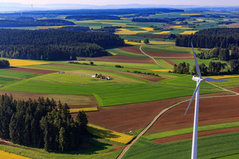 Vue aérienne de Parc éolien sur le site d'atterrissage des paramoteurs à le quartier Waldmössingen in Schramberg dans le département Bade-Wurtemberg, Allemagne