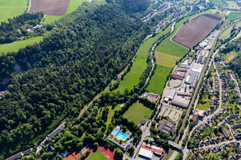 Vue aérienne de Parc industriel Ausstraße avec Kurt Allert GmbH + Co. KG et NETTO à le quartier Altoberndorf in Oberndorf am Neckar dans le département Bade-Wurtemberg, Allemagne