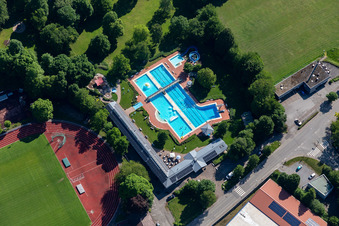 Vue aérienne de Piscine de la piscine extérieure à le quartier Altoberndorf in Oberndorf am Neckar dans le département Bade-Wurtemberg, Allemagne