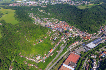 Vue aérienne de Ancienne église du monastère augustinien à Oberndorf am Neckar dans le département Bade-Wurtemberg, Allemagne