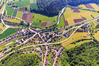 Vue aérienne de Vue de la ville sur le Neckar depuis l'ouest à le quartier Altoberndorf in Oberndorf am Neckar dans le département Bade-Wurtemberg, Allemagne