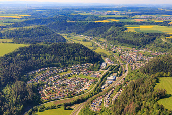 Vue aérienne de Vue de la ville sur le Neckar depuis le nord à Epfendorf dans le département Bade-Wurtemberg, Allemagne