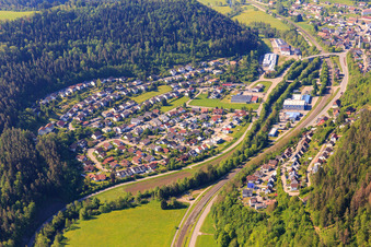 Vue aérienne de Vue de la ville sur le Neckar depuis le nord à Epfendorf dans le département Bade-Wurtemberg, Allemagne