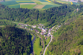 Vue aérienne de Vue de la ville depuis l'est, de l'autre côté du Neckar à le quartier Talhausen in Epfendorf dans le département Bade-Wurtemberg, Allemagne