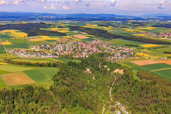 Vue aérienne de Vue de la ville avec les ruines du château depuis l'est à le quartier Herrenzimmern in Bösingen dans le département Bade-Wurtemberg, Allemagne