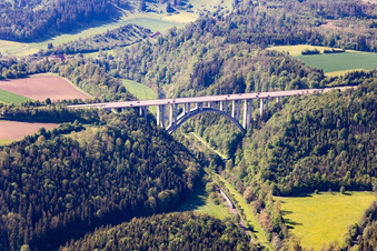 Vue aérienne de Pont A81 Neckartal à Rottweil dans le département Bade-Wurtemberg, Allemagne