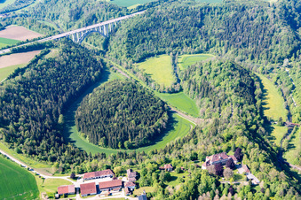 Vue aérienne de Itinéraire et voies le long du pont de l'autoroute A81 sur les boucles de la vallée du Neckar à le quartier Hohenstein in Rottweil dans le département Bade-Wurtemberg, Allemagne