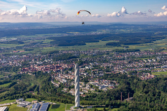 Vue aérienne de Tour d'essai Thyssenkrupp pour ascenseurs express à Berner Feld. Le nouveau symbole de la petite ville est actuellement le plus haut bâtiment. à Rottweil dans le département Bade-Wurtemberg, Allemagne