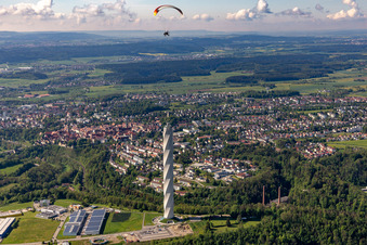 Vue aérienne de Tour d'essai Thyssenkrupp pour ascenseurs express à Berner Feld. Le nouveau symbole de la petite ville est actuellement le plus haut bâtiment. à Rottweil dans le département Bade-Wurtemberg, Allemagne