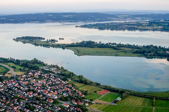 Vue aérienne de Île du lac Reichenau sur l'Untersee/lac de Constance à le quartier Mittelzell in Reichenau dans le département Bade-Wurtemberg, Allemagne