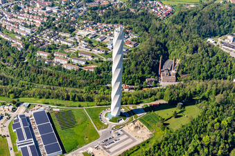 Vue oblique de Tour d'essai Thyssenkrupp pour ascenseurs express à Berner Feld. Le nouveau symbole de la petite ville est actuellement le plus haut bâtiment. à Rottweil dans le département Bade-Wurtemberg, Allemagne