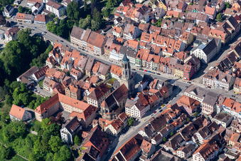 Vue aérienne de Église-chapelle avec tour de chapelle dans la cour de la chapelle dans le vieux centre-ville à Rottweil dans le département Bade-Wurtemberg, Allemagne
