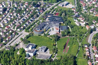 Vue aérienne de Bâtiment scolaire et terrain de sport du Leibniz-Gymnasium, de l'école Nell-Breuning et de l'Erich-Hauser-Gewerbeschule et salle de sport du district Rottweil à Rottweil dans le département Bade-Wurtemberg, Allemagne