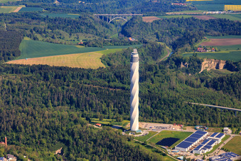 Vue aérienne de Tour d'essai pour ascenseurs Thyssen-Krupp TK Elevator à Rottweil dans le département Bade-Wurtemberg, Allemagne