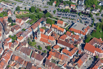 Vue aérienne de Bâtiment de l'église de la cathédrale Sainte-Croix à Rottweil dans le département Bade-Wurtemberg, Allemagne