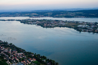 Vue aérienne de Île du lac Gnadensee à le quartier Mittelzell in Reichenau dans le département Bade-Wurtemberg, Allemagne