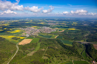 Vue aérienne de Vue de la ville depuis le sud-est, au-delà de l'autoroute A81. à Villingendorf dans le département Bade-Wurtemberg, Allemagne