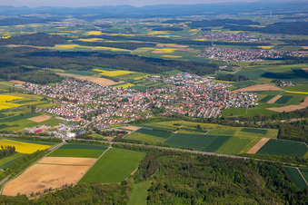 Vue aérienne de Vue de la ville depuis le sud-est, au-delà de l'autoroute A81. à Villingendorf dans le département Bade-Wurtemberg, Allemagne