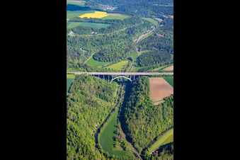 Vue aérienne de Itinéraire et voies le long du pont de l'autoroute A81 sur les boucles de la vallée du Neckar à le quartier Hohenstein in Rottweil dans le département Bade-Wurtemberg, Allemagne