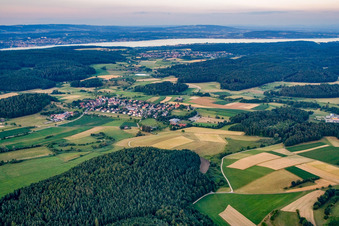 Vue aérienne de Village du sud-ouest à le quartier Kaltbrunn in Allensbach dans le département Bade-Wurtemberg, Allemagne