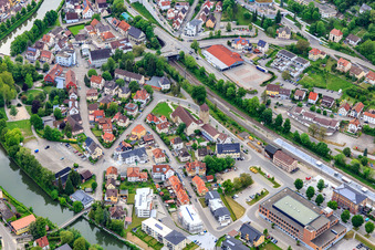 Vue aérienne de Centre-ville avec ses bâtiments en briques - mairie de Sulz et église Saint-Jean-l'Évangéliste à Sulz am Neckar dans le département Bade-Wurtemberg, Allemagne