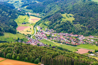 Vue aérienne de Vue du village dans la vallée de Glatt depuis le sud-est à le quartier Hopfau in Sulz am Neckar dans le département Bade-Wurtemberg, Allemagne