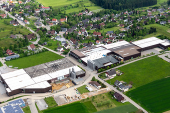 Vue aérienne de Site de l'usine Saier Verpackungstechnik à le quartier Peterzell in Alpirsbach dans le département Bade-Wurtemberg, Allemagne