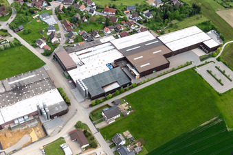 Vue aérienne de Site de l'usine Saier Verpackungstechnik à le quartier Peterzell in Alpirsbach dans le département Bade-Wurtemberg, Allemagne