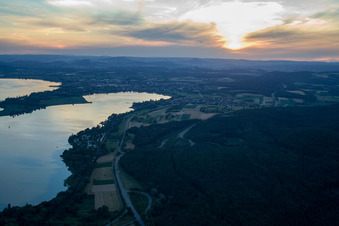 Vue aérienne de Mettnaupark le soir à Radolfzell am Bodensee dans le département Bade-Wurtemberg, Allemagne