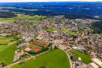 Vue aérienne de Vue de la ville depuis le nord à le quartier Sulgen in Schramberg dans le département Bade-Wurtemberg, Allemagne