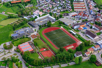 Vue aérienne de Terrain en gazon synthétique du SV Sulgen et salle de sport du district au centre de l'école professionnelle et autour de l'école à le quartier Sulgen in Schramberg dans le département Bade-Wurtemberg, Allemagne