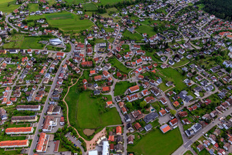 Vue aérienne de Rue Sulgauer à le quartier Sulgen in Schramberg dans le département Bade-Wurtemberg, Allemagne