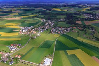 Vue aérienne de Vue du village depuis l'ouest à le quartier Lackendorf in Dunningen dans le département Bade-Wurtemberg, Allemagne