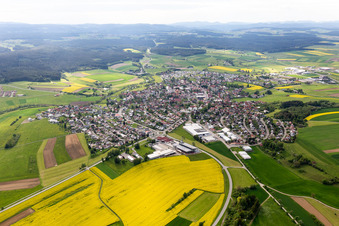 Vue aérienne de Vue du village en bordure des champs agricoles et des terres agricoles à Dunningen dans le département Bade-Wurtemberg, Allemagne