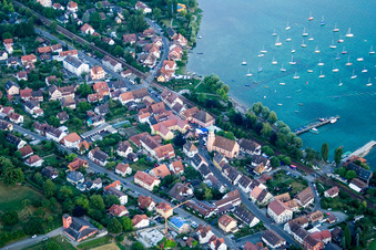 Vue aérienne de Port de plaisance avec postes d'amarrage et postes d'amarrage pour bateaux de plaisance sur les rives du lac de Constance à Allensbach dans le département Bade-Wurtemberg, Allemagne