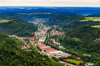 Vue aérienne de Vue de la ville dans la vallée du Neckar depuis le sud à Oberndorf am Neckar dans le département Bade-Wurtemberg, Allemagne