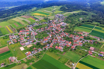 Vue aérienne de Vue du village depuis le sud à le quartier Bickelsberg in Rosenfeld dans le département Bade-Wurtemberg, Allemagne