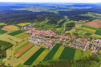 Vue aérienne de Vue du village depuis le sud-ouest à le quartier Binsdorf in Geislingen dans le département Bade-Wurtemberg, Allemagne