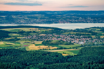 Vue aérienne de Du sud-ouest à le quartier Dettingen in Konstanz dans le département Bade-Wurtemberg, Allemagne