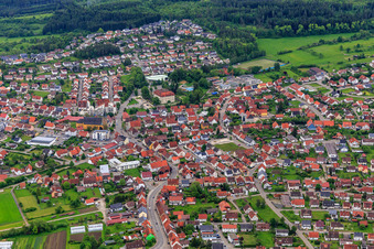Vue aérienne de Vue de la ville depuis le nord vers le château Geislingen à Geislingen dans le département Bade-Wurtemberg, Allemagne