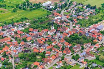 Vue aérienne de Vue du village depuis le sud-ouest avec l'église de Medardus à le quartier Ostdorf in Balingen dans le département Bade-Wurtemberg, Allemagne