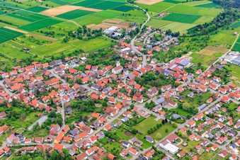 Vue aérienne de Vue du village depuis le sud-ouest avec l'église de Medardus à le quartier Ostdorf in Balingen dans le département Bade-Wurtemberg, Allemagne