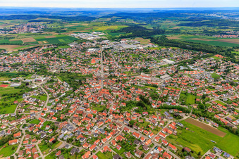 Vue aérienne de Vue d'ensemble de la ville depuis le sud à le quartier Steinhofen in Bisingen dans le département Bade-Wurtemberg, Allemagne