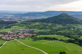 Vue aérienne de Des terres agricoles et des limites de champs entourent la zone d'implantation du village au pied du Jura souabe et du château de Hohenzollern à le quartier Zimmern in Bisingen dans le département Bade-Wurtemberg, Allemagne