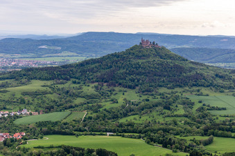 Vue aérienne de Château de Hohenzollern à le quartier Zimmern in Bisingen dans le département Bade-Wurtemberg, Allemagne