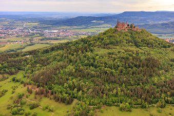 Vue aérienne de Château de Hohenzollern à le quartier Zimmern in Bisingen dans le département Bade-Wurtemberg, Allemagne