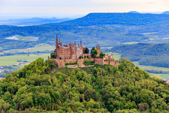 Vue oblique de Château de Hohenzollern à le quartier Zimmern in Bisingen dans le département Bade-Wurtemberg, Allemagne