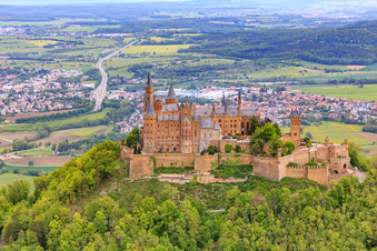 Château de Hohenzollern à le quartier Zimmern in Bisingen dans le département Bade-Wurtemberg, Allemagne d'en haut