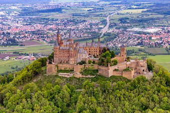 Château de Hohenzollern à le quartier Zimmern in Bisingen dans le département Bade-Wurtemberg, Allemagne hors des airs