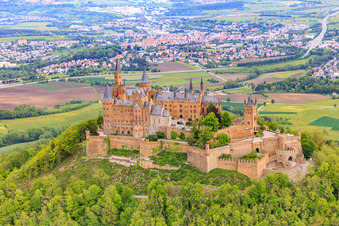 Château de Hohenzollern à le quartier Zimmern in Bisingen dans le département Bade-Wurtemberg, Allemagne vue d'en haut
